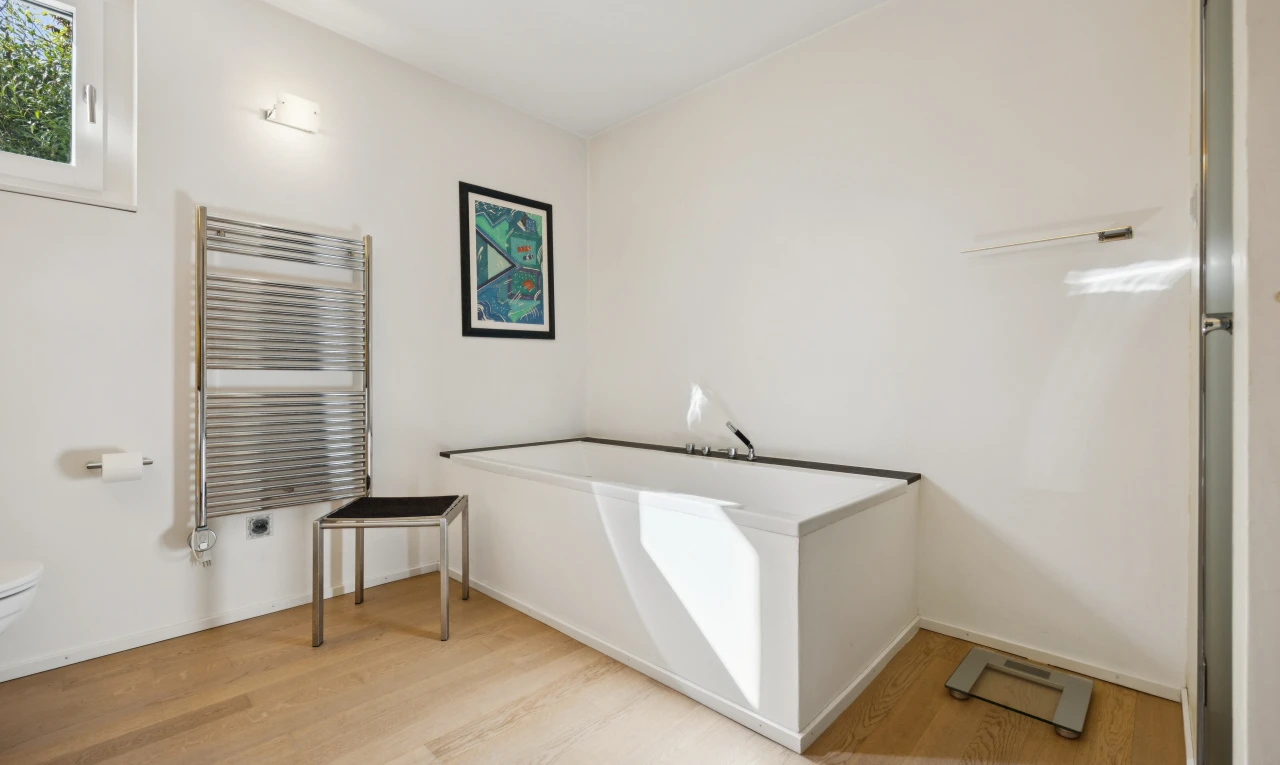 bad mit kühler, gipskartonwand, drywall, bad, und komplettes badezimmer