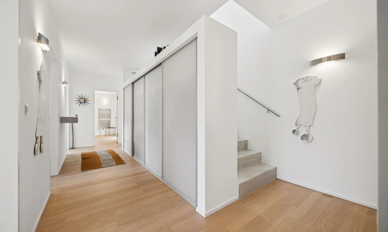 halle / korridor mit gipskartonwand, drywall, kleiderschrank, treppen, und inside property