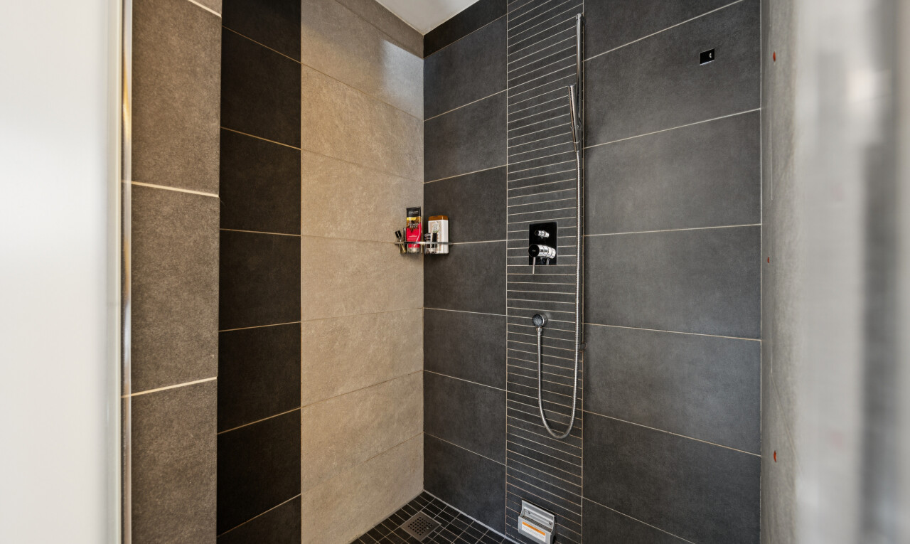 bathroom featuring tiled shower