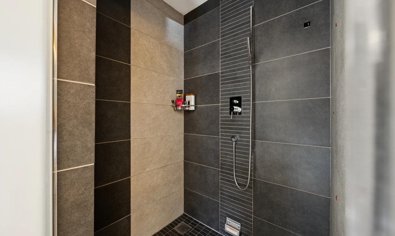 bad mit dusche, komplettes badezimmer, und inside property