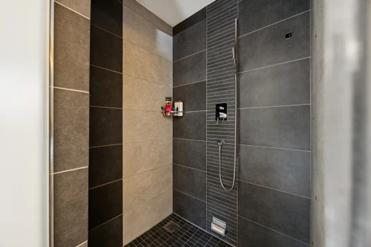 bad mit dusche, komplettes badezimmer, und inside property