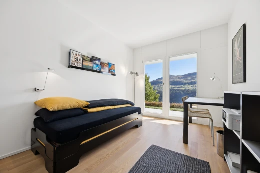 zimmer / schlafzimmer mit außenzugang, gipskartonwand, drywall, holzfußboden, und wood finish floor