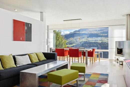 wohn- / esszimmer mit inside property, blick auf die berge, mountain view, view focus, und light floor