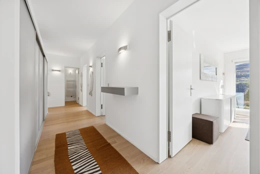halle / korridor mit gipskartonwand, drywall, holzfußboden, wood finish floor, und kleiderschrank
