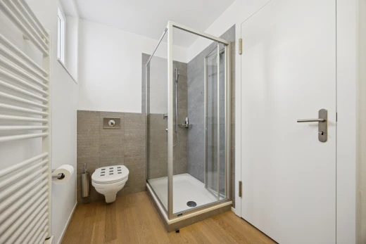 bad mit kühler, dusche, handtuchwärmer, komplettes badezimmer, und gipskartonwand