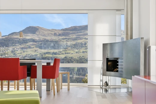 wohn- / esszimmer mit blick auf die berge, mountain view, inside community, day time, und view focus
