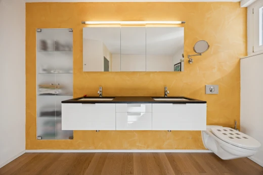 bad mit doppelwaschtisch, toilette, waschbecken, komplettes badezimmer, und inside property