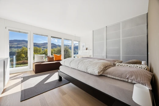zimmer / schlafzimmer mit blick auf die berge, mountain view, day time, holzfußboden, und wood finish floor