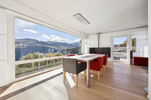 esszimmer mit blick auf die berge, mountain view, view focus, day time, und holzfußboden