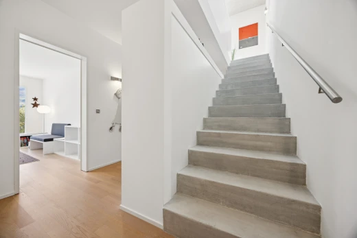 treppe mit treppen, gipskartonwand, drywall, inside property, und holzfußboden