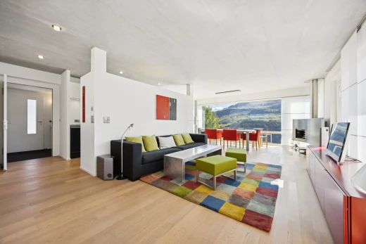wohn- / esszimmer mit einbauleuchten, holzfußboden, wood finish floor, fernseher, und gipskartonwand