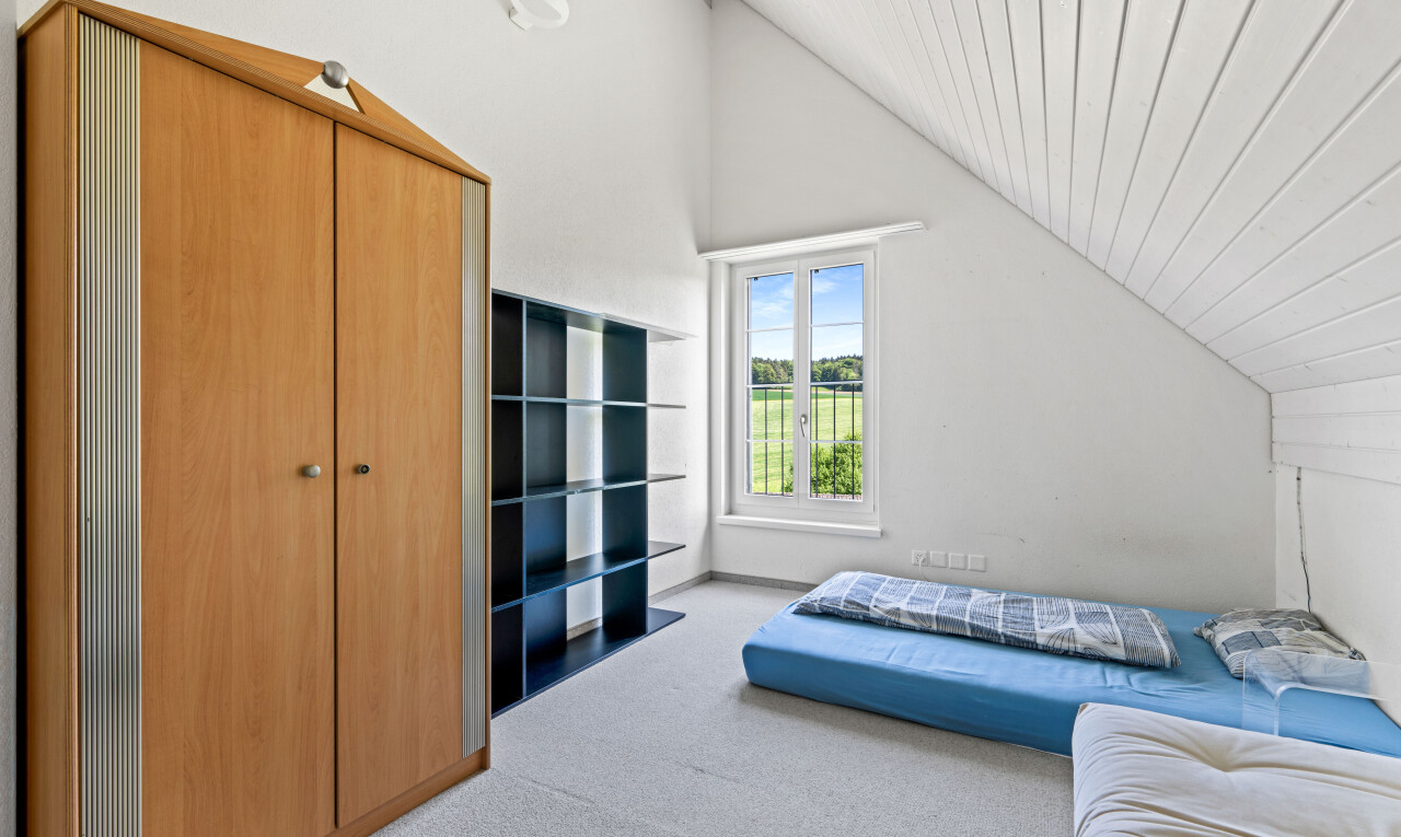 chambre avec day time, pièce supplémentaire, inside property, carpet, et moquette