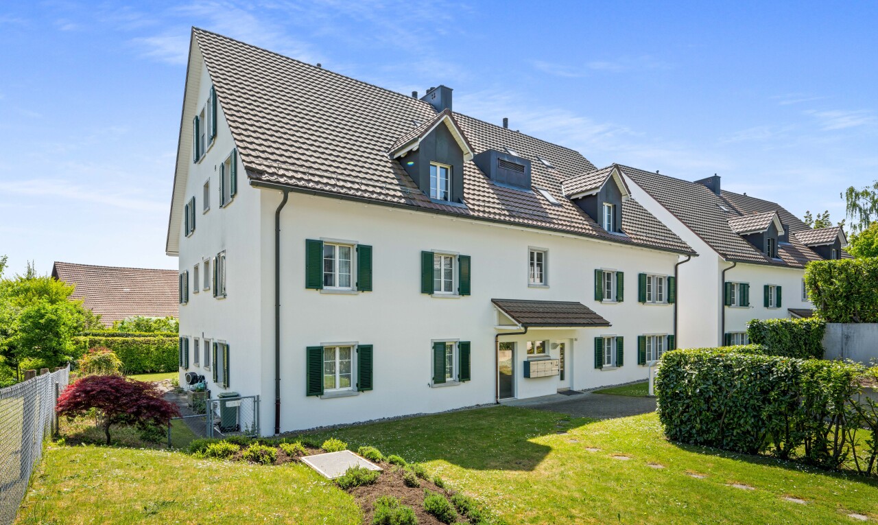 façade avec clôture, pelouse, bardage en stuc, day time, et property visible