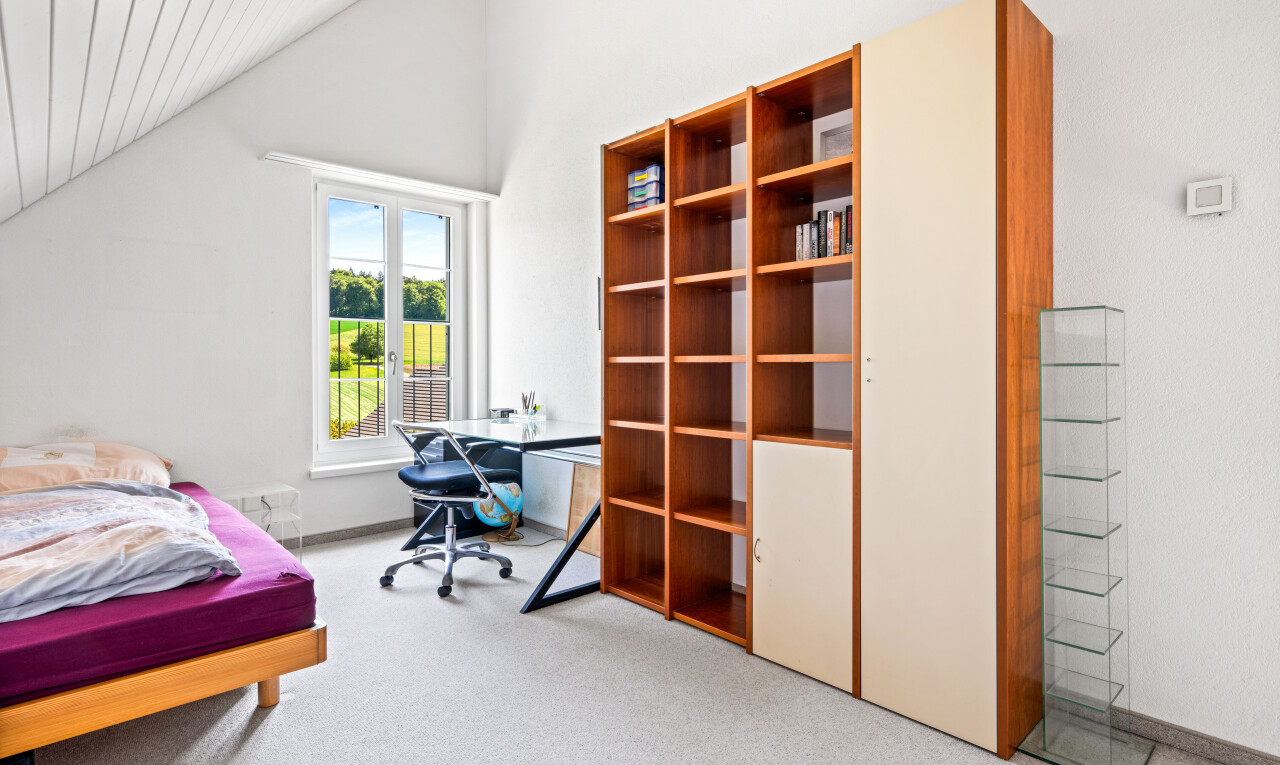 chambre avec day time, light floor, plafond voûté, vaulted ceiling, et moquette