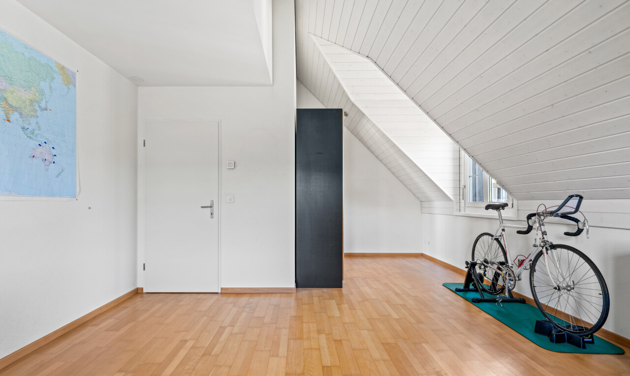 gym avec pièce supplémentaire, sol en finition bois, wood finish floor, plafond bas, et low ceiling