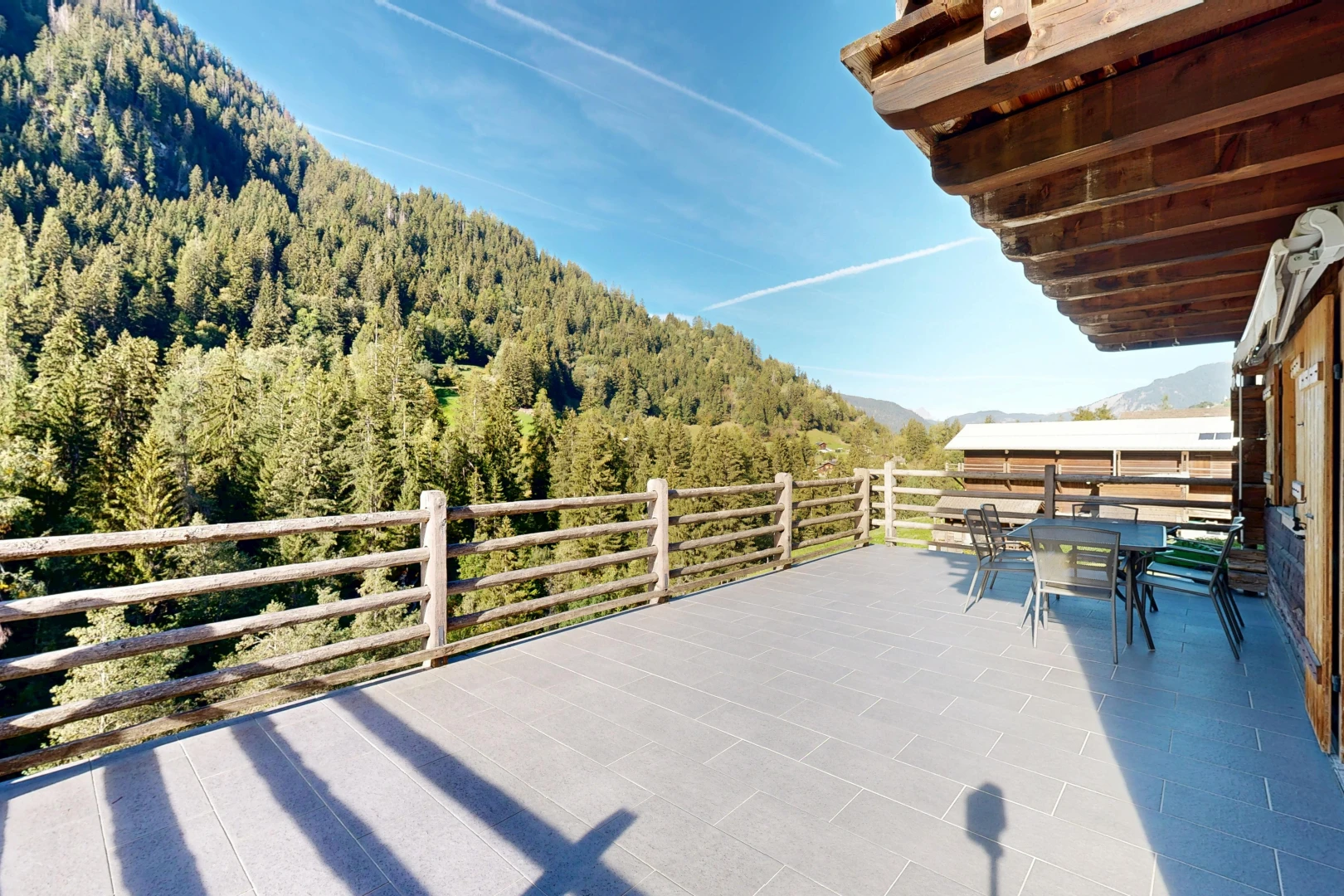 terrasse avec forest view, vue sur la forêt, view focus, day time, et from property