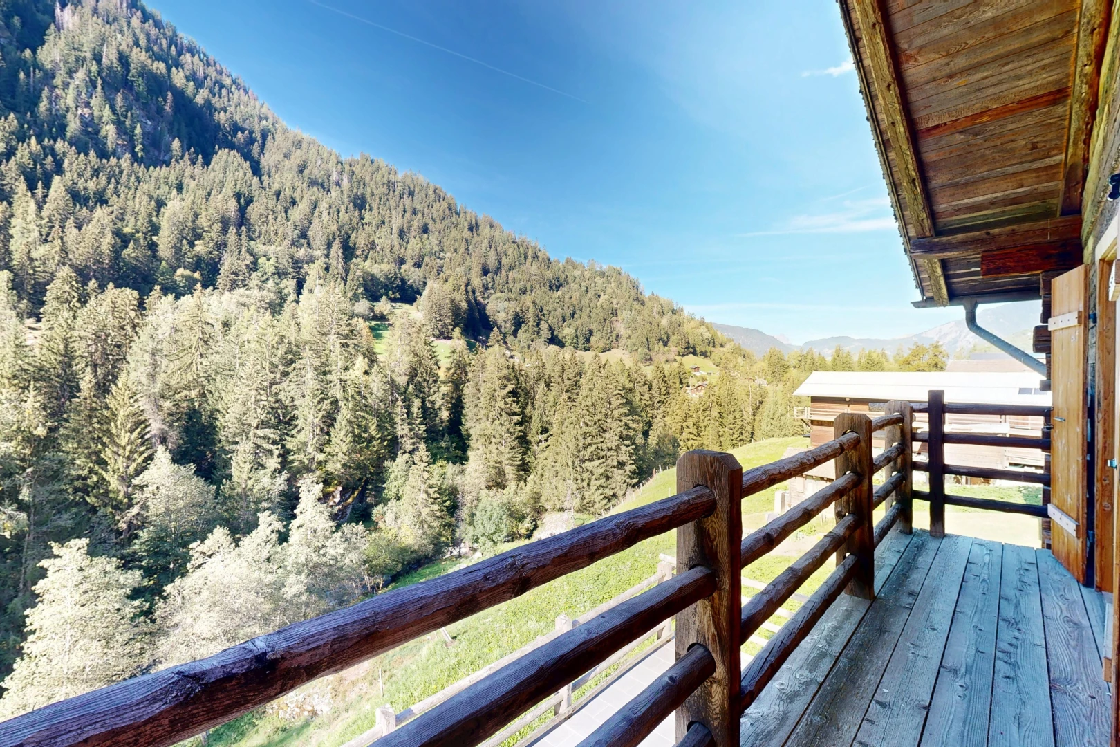 balcon avec forest view, vue sur la forêt, view focus, from property, et day time