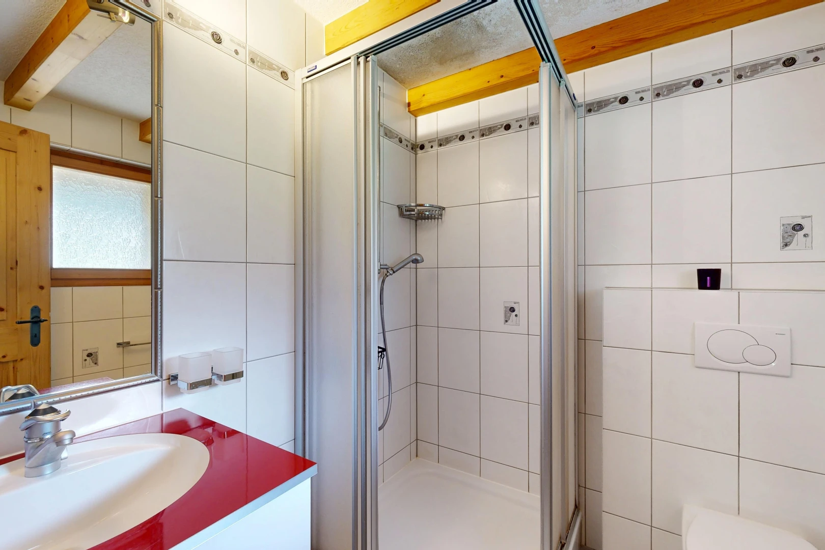 salle de bains avec miroir, salle de bain complète, évier, douche, et lavabo (ou coiffeuse selon le contexte)