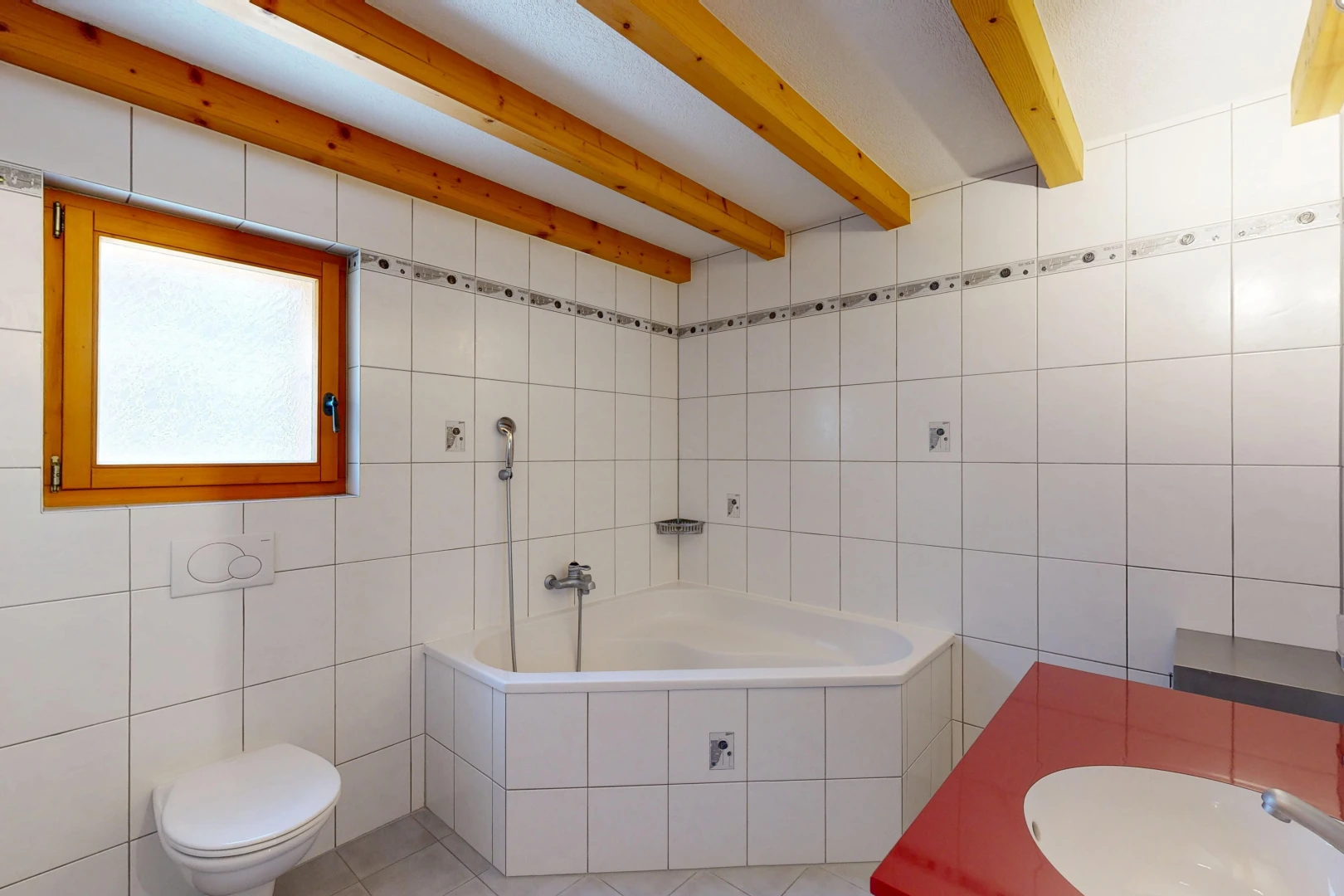 salle de bains avec tile wall, mur en carrelage, salle de bain complète, bain, et beamed ceiling