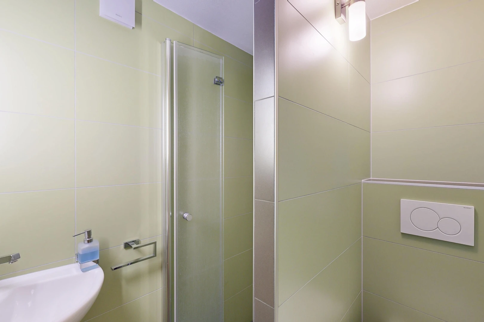 salle de bains avec douche, salle de bain complète, inside property, tile wall, et mur en carrelage
