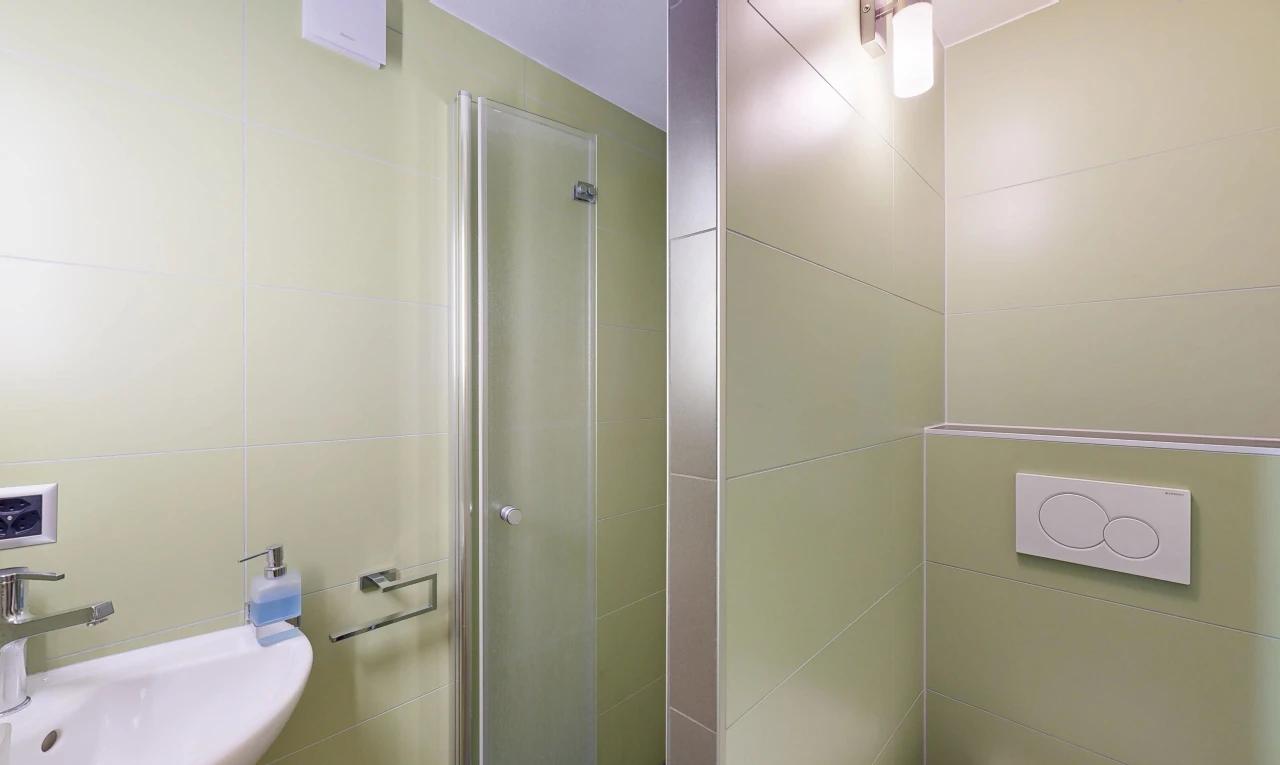 salle de bains avec douche, salle de bain complète, inside property, tile wall, et mur en carrelage