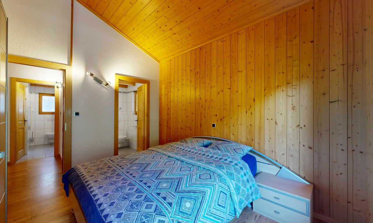 chambre avec plafond voûté, vaulted ceiling, mur en bois, wood wall, et dated wood wall