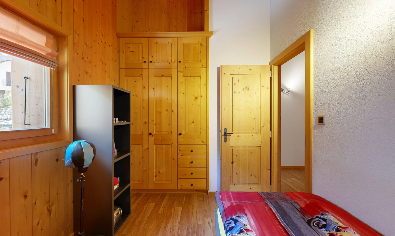 chambre avec wood finish floor, sol en finition bois, placard, inside property, et lumière naturelle