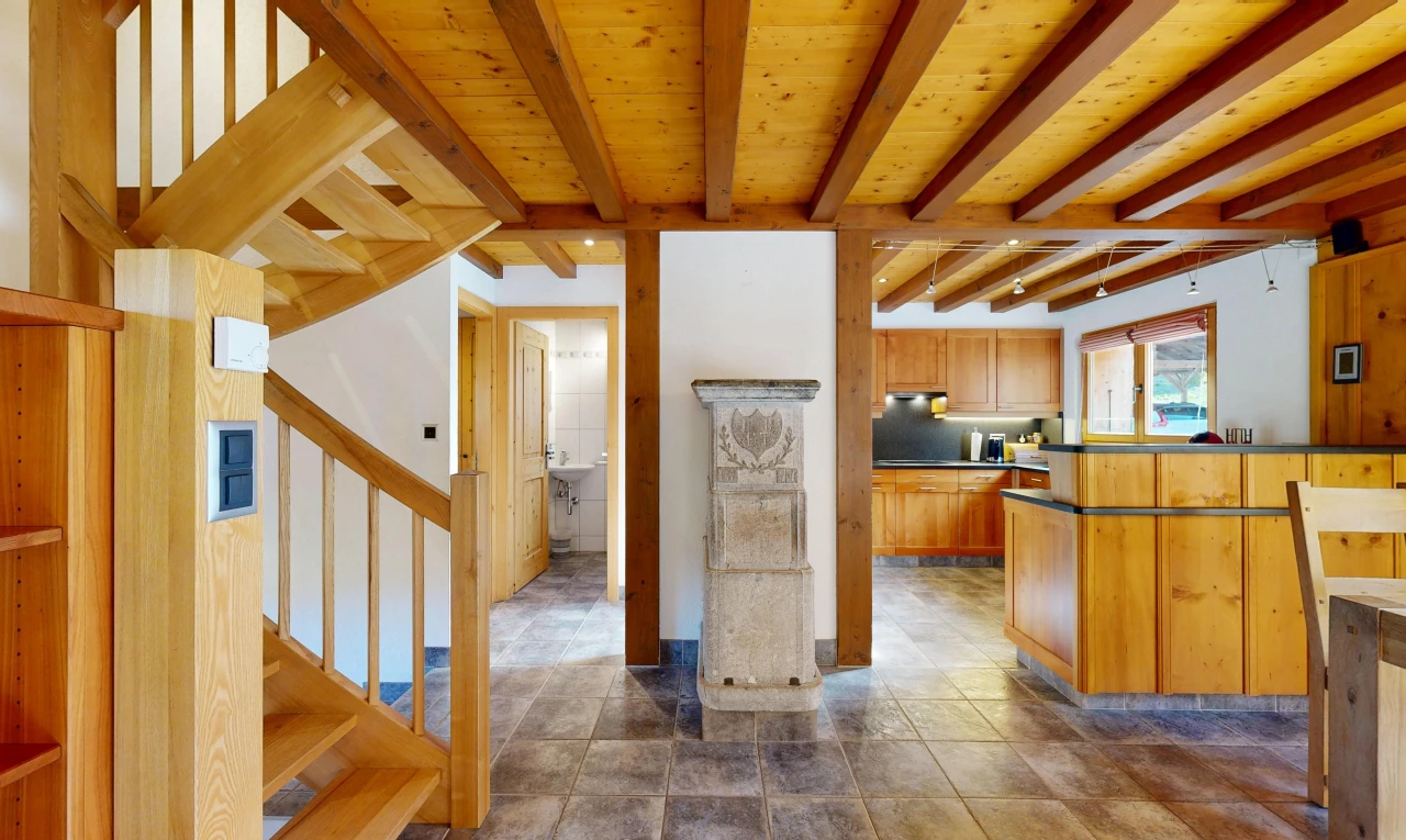 couloir avec escaliers, beamed ceiling, plafond à poutres, inside property, et wood finish stairs
