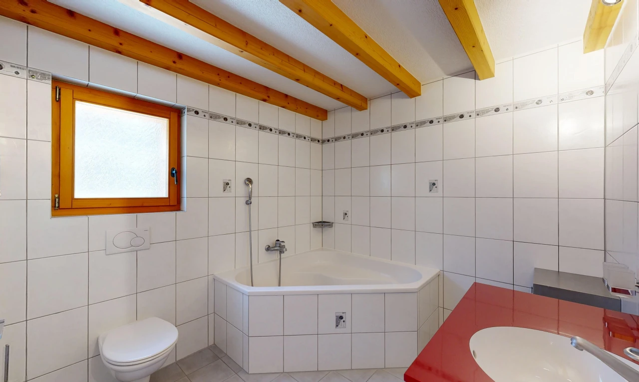 salle de bains avec tile wall, mur en carrelage, salle de bain complète, bain, et beamed ceiling