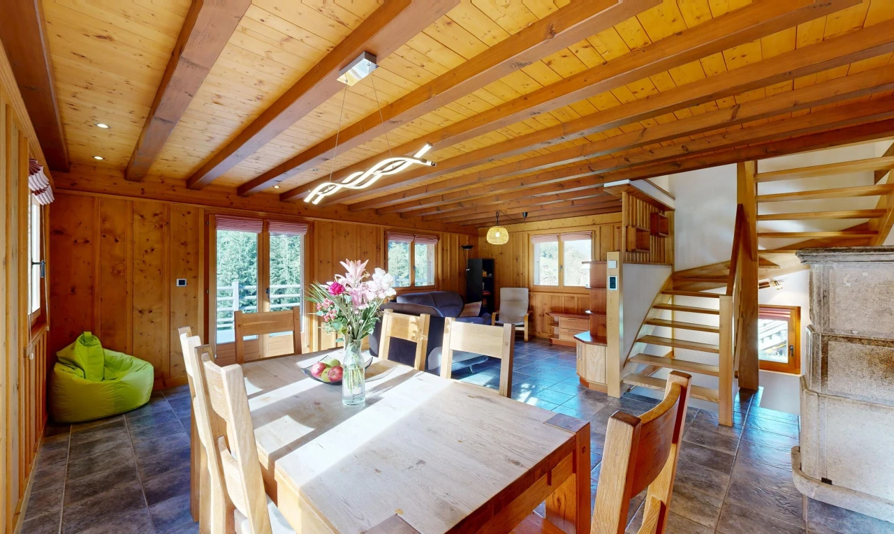salle à manger avec escaliers, plafond à poutres, beamed ceiling, high end ceiling, et plafond en bois