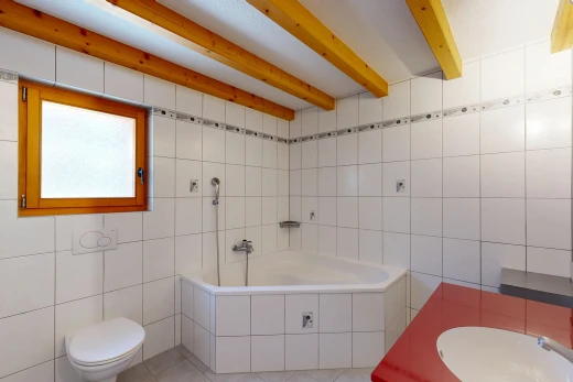 salle de bains avec tile wall, mur en carrelage, salle de bain complète, bain, et beamed ceiling
