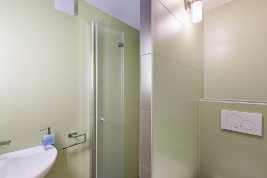 bad mit dusche, komplettes badezimmer, inside property, tile wall, und fliesenwand