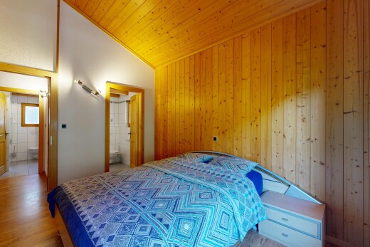 zimmer / schlafzimmer mit dachschräge, vaulted ceiling, holzwand, wood wall, und dated wood wall