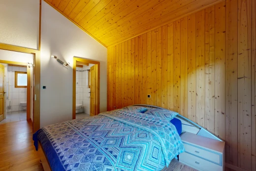 chambre avec plafond voûté, vaulted ceiling, mur en bois, wood wall, et dated wood wall