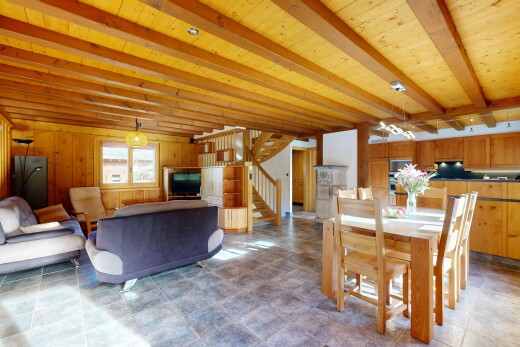 wohn- / esszimmer mit balkendecke, beamed ceiling, treppen, high end ceiling, und fernseher