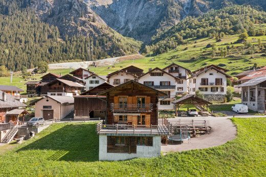 außenansicht mit terrasse, mountain view, blick auf die berge, rasen, und property visible