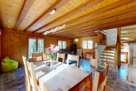 salle à manger avec escaliers, plafond à poutres, beamed ceiling, high end ceiling, et plafond en bois