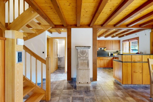 halle / korridor mit treppen, beamed ceiling, balkendecke, inside property, und wood finish stairs
