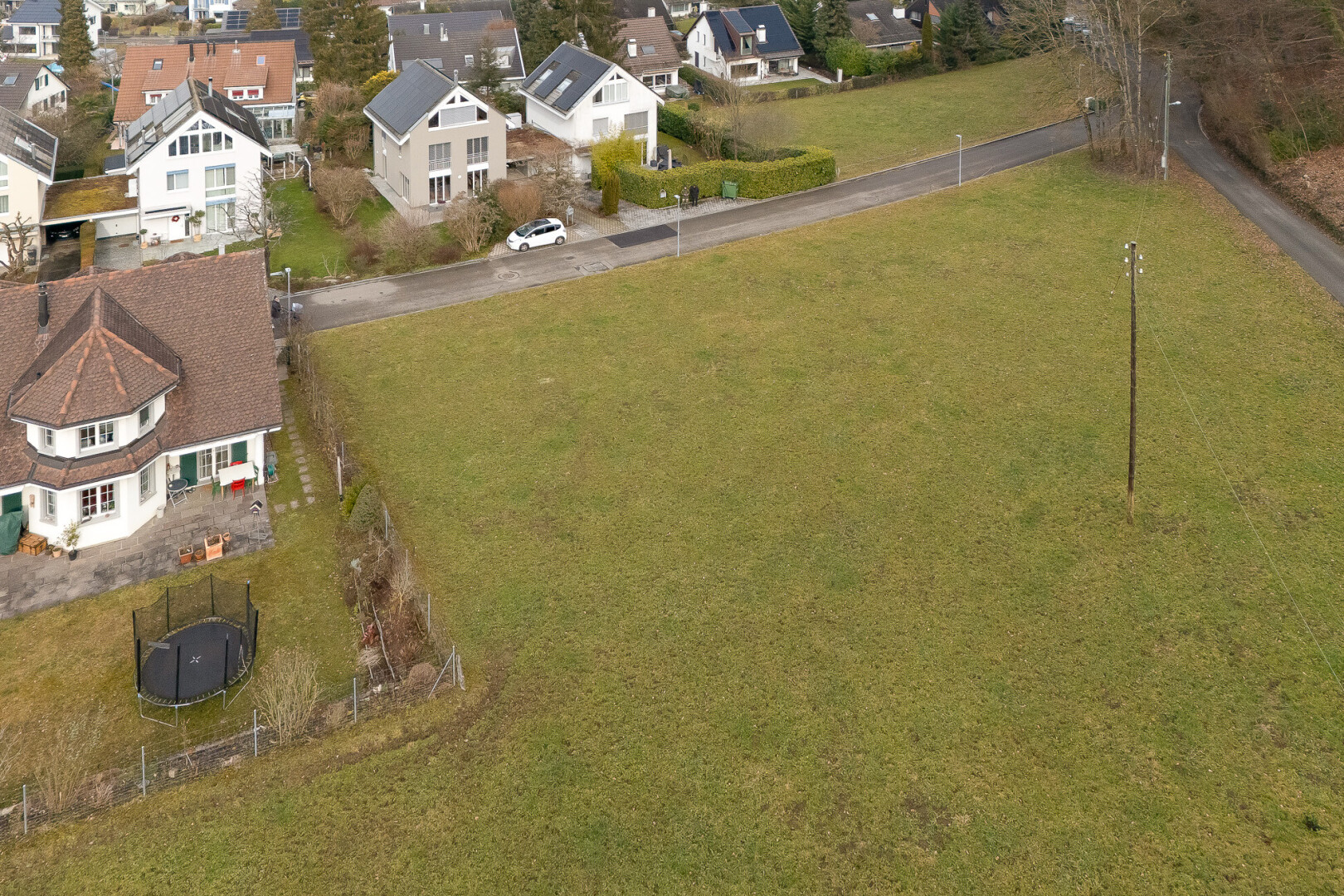 außenansicht mit wohngebietblick, residential view, rasen, und trampolin