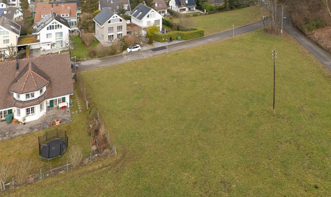 außenansicht mit wohngebietblick, residential view, rasen, und trampolin