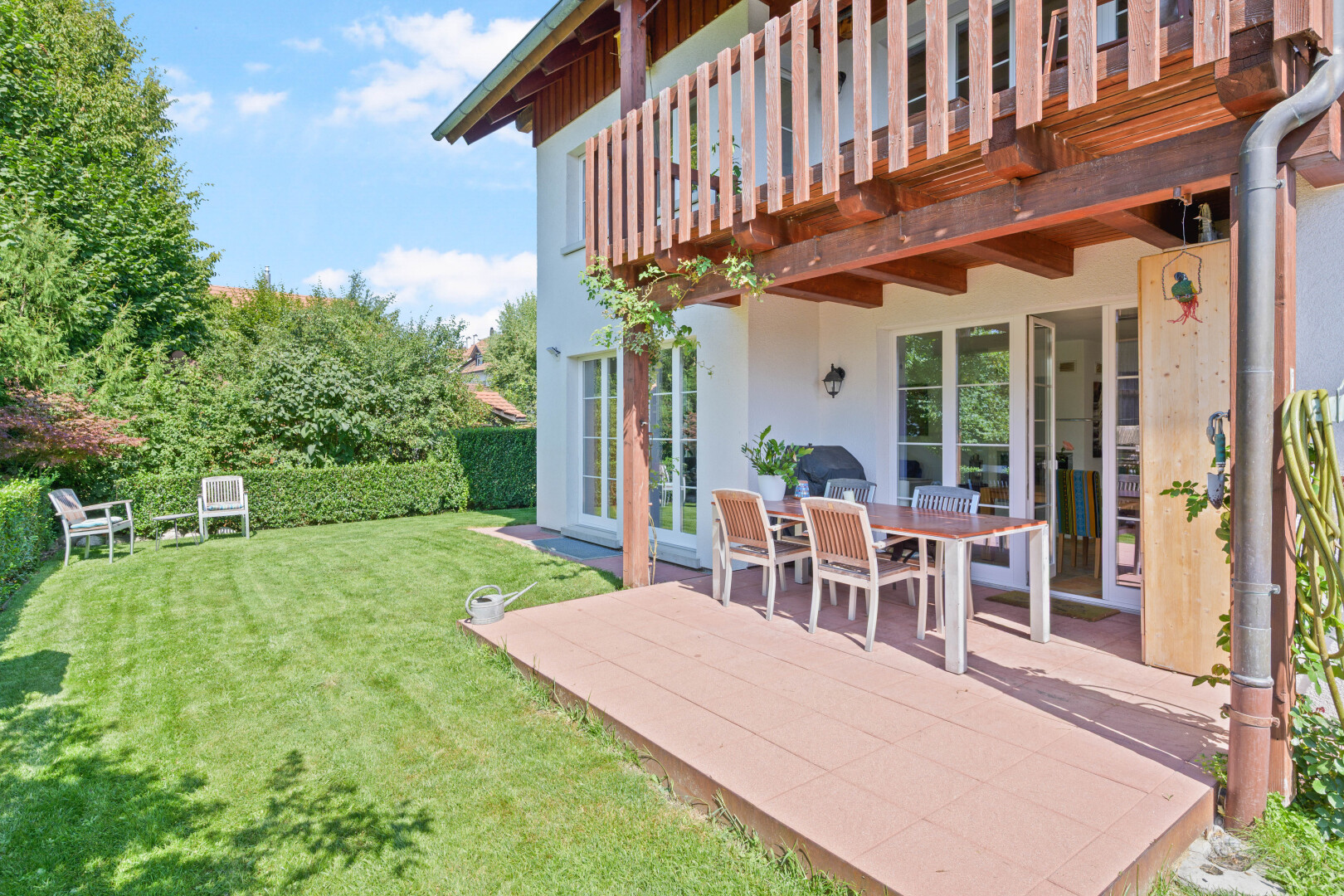 façade avec balcon, pelouse, day time, property visible, et terrasse