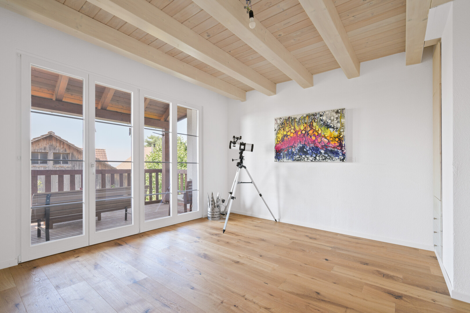 pièce vide avec lumière naturelle, natural light, sol en finition bois, wood finish floor, et inside property