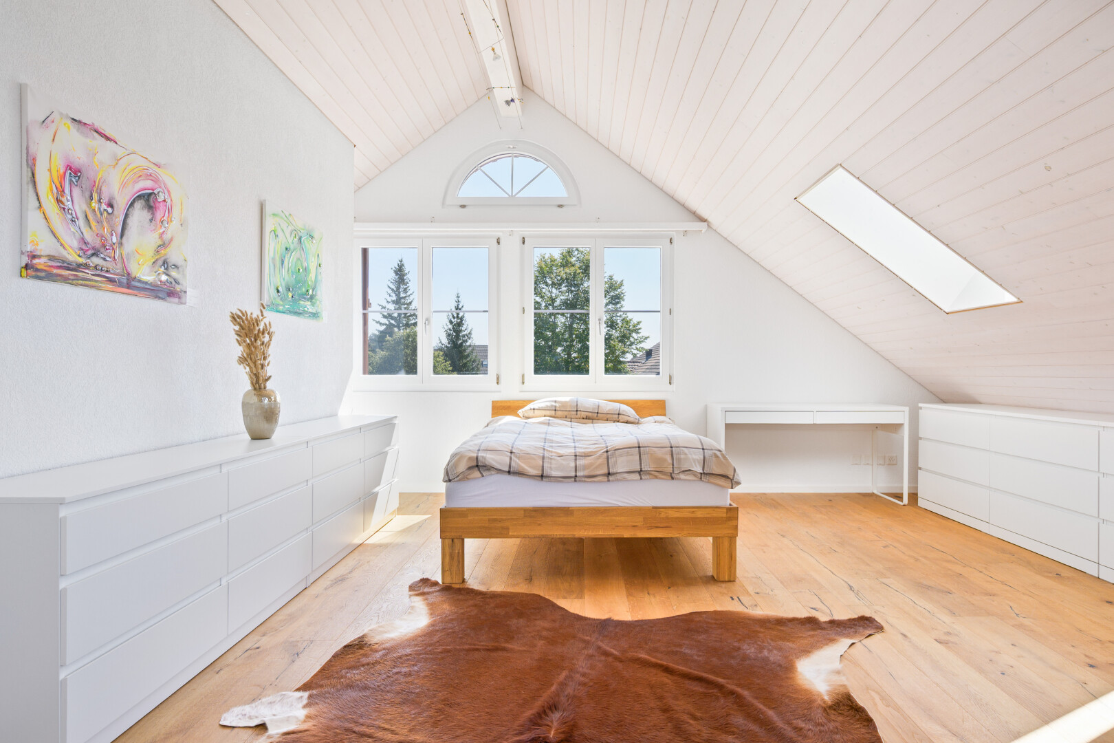 chambre avec vaulted ceiling, plafond voûté, wood finish floor, sol en finition bois, et day time