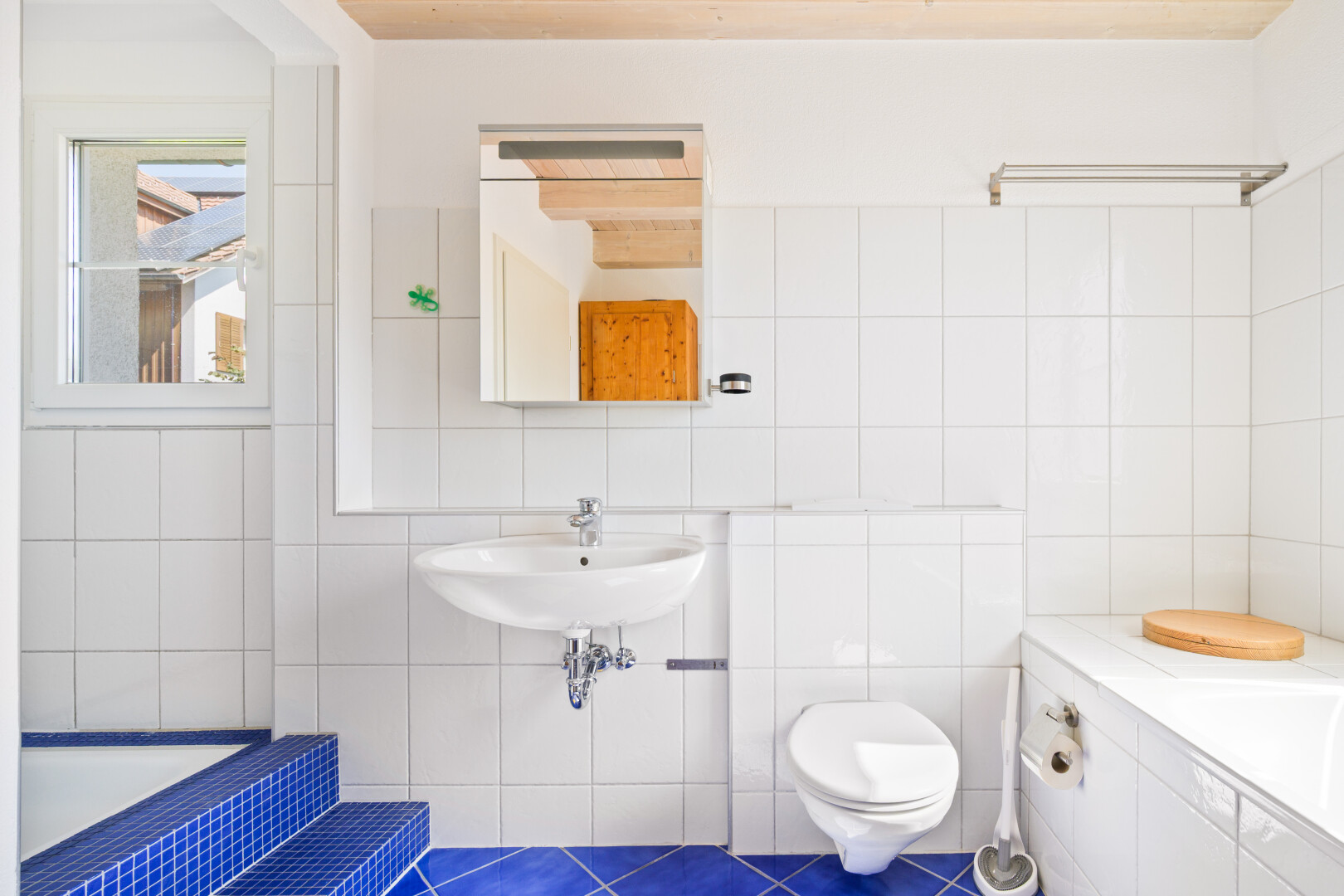 salle de bains avec inside property, salle de bain complète, miroir, natural light, et lumière naturelle