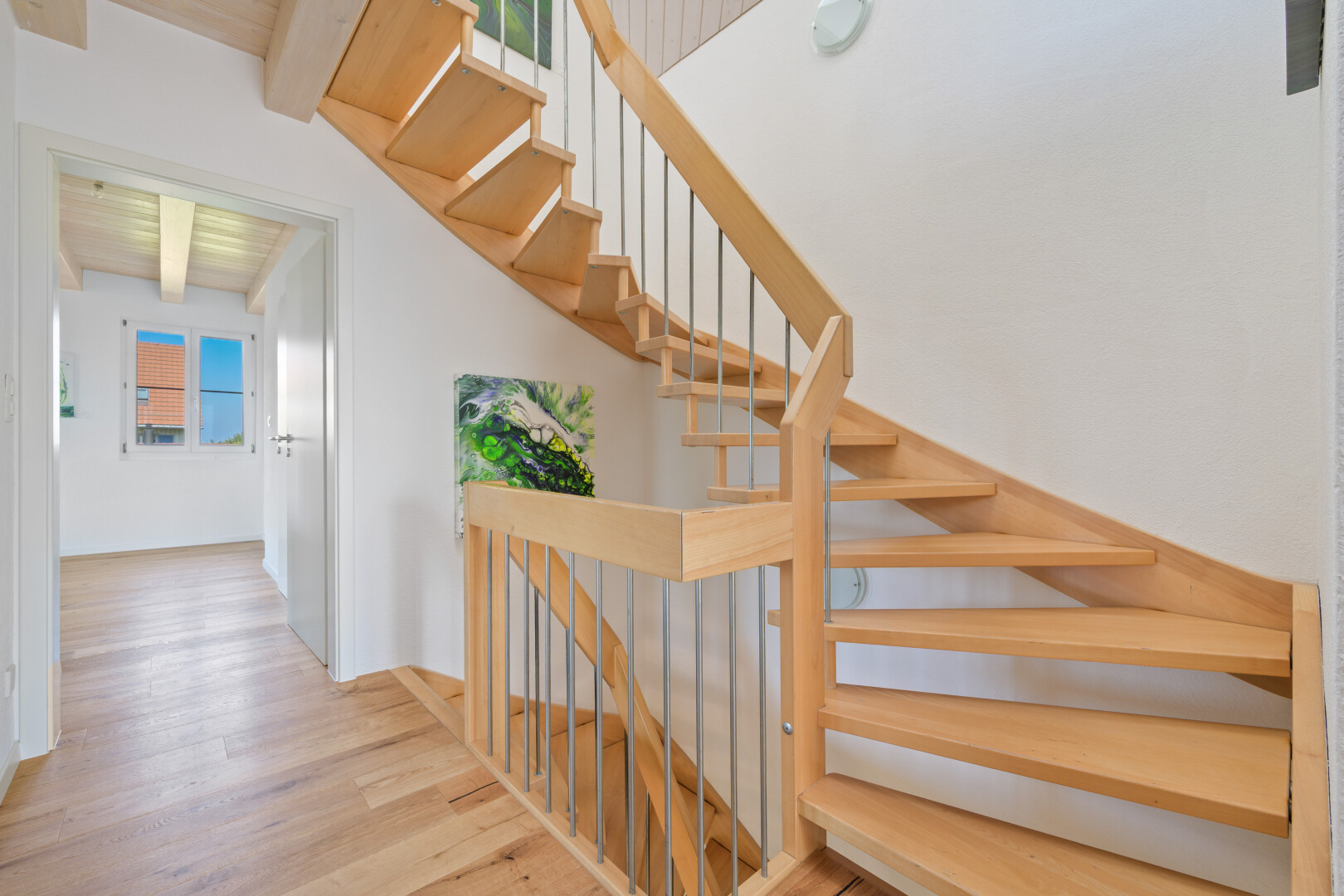 escaliers avec beamed ceiling, plafond à poutres, wood finish floor, sol en finition bois, et drywall