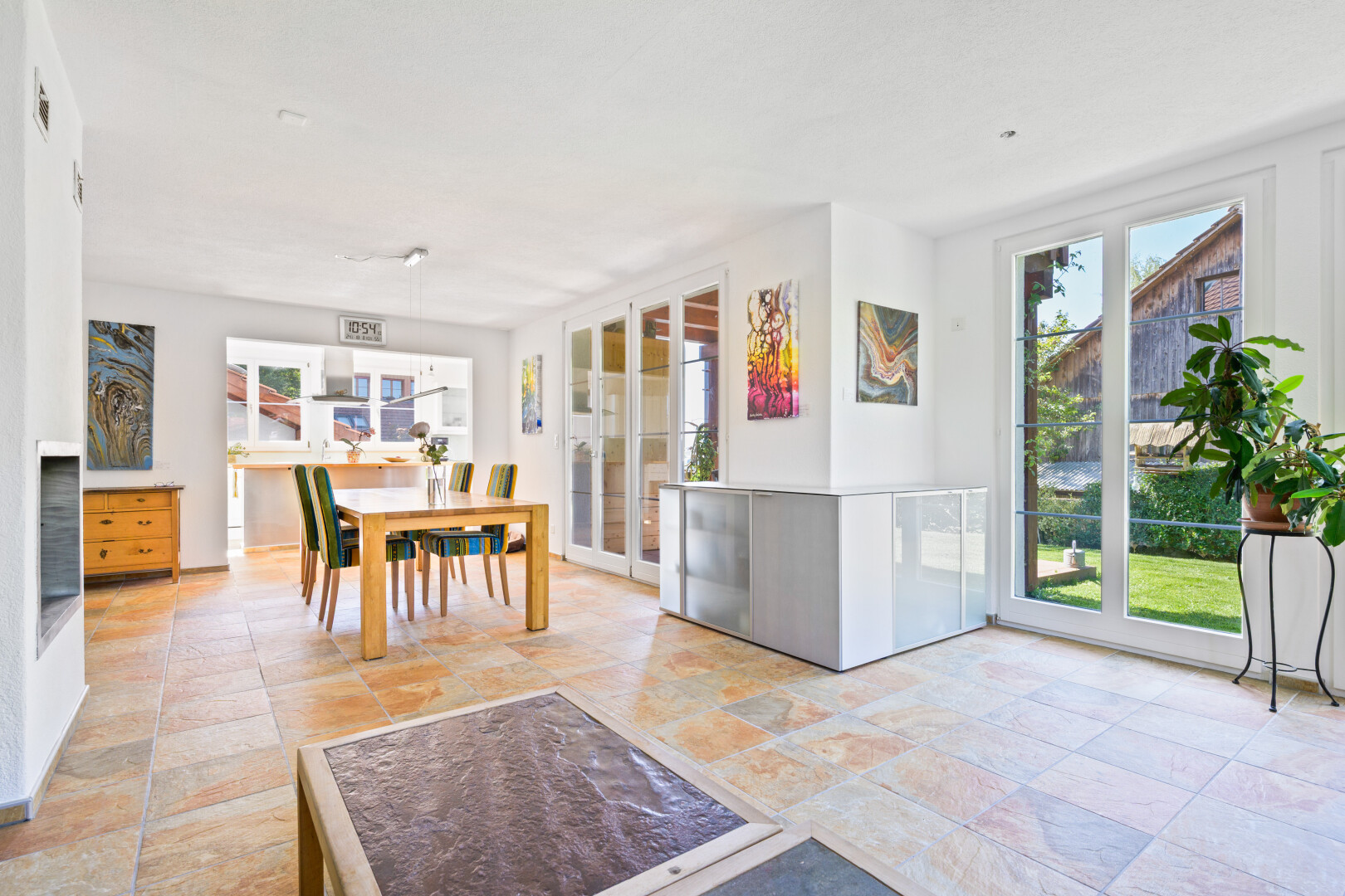 salle à manger avec natural light, lumière naturelle, day time, inside property, et stone finish floor