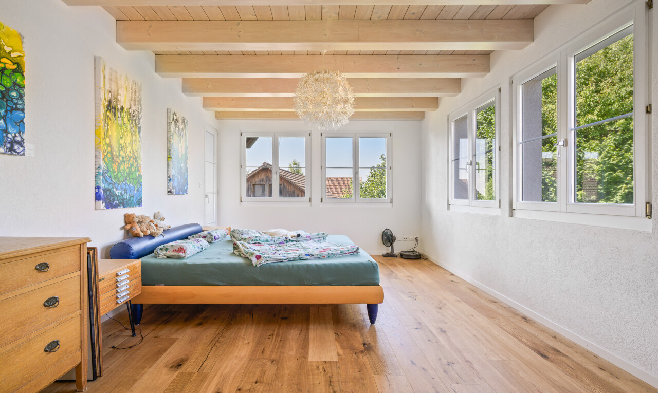 zimmer / schlafzimmer mit day time, balkendecke, beamed ceiling, holzdecke, und wood ceiling
