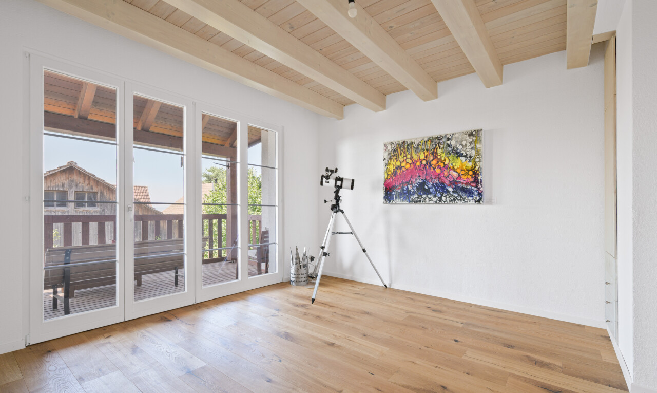 leerer raum mit natürliches licht, natural light, holzfußboden, wood finish floor, und inside property