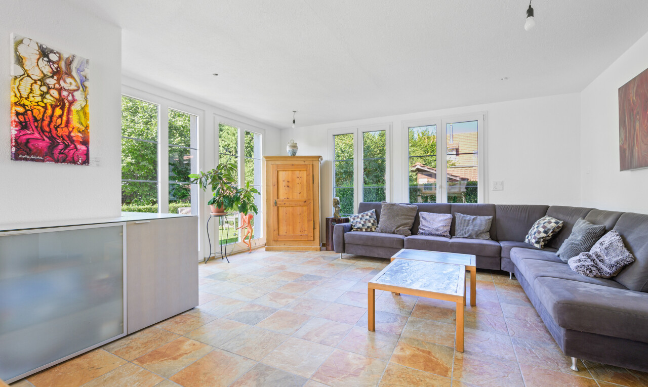 wohnzimmer mit drywall, gipskartonwand, natural light, natürliches licht, und inside property