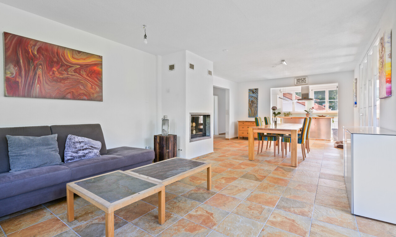 wohn- / esszimmer mit natural light, natürliches licht, inside property, drywall, und gipskartonwand